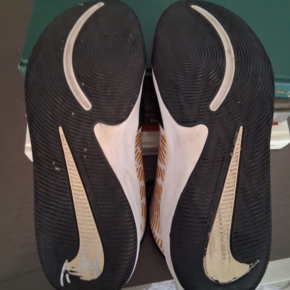 Nike Team Hustle D9 Mid Black Metallic Gold Basketball Shoes Size 5Y - Picture 6 of 7